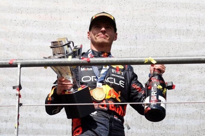 Está roto otra vez: otro trofeo de Red Bull cae al suelo en la F1