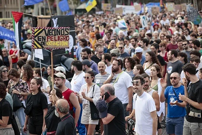Manifestación contra el turismo masivo en pleno centro de Barcelona: La ciudad no es Disneylandia