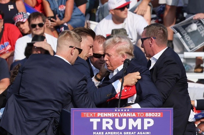 Tiroteo en mitin de Donald Trump en Pensilvania, resultó herido en la oreja, el candidato abandonó el escenario