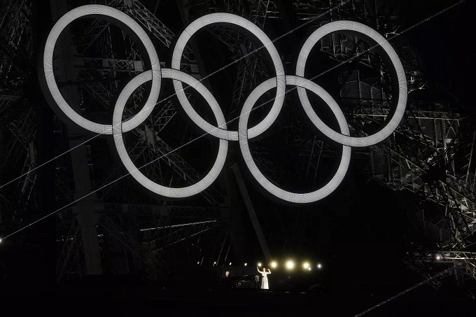 Celine Dion conmueve a los Juegos Olímpicos de París con una serenata en la Torre Eiffel