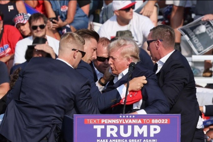 Tiroteo en mitin de Donald Trump en Pensilvania, resultó herido en la oreja, el candidato abandonó el escenario
