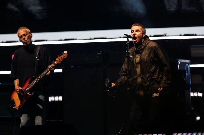 La banda de rock británica Oasis se reúne en Cardiff y emociona a sus fans