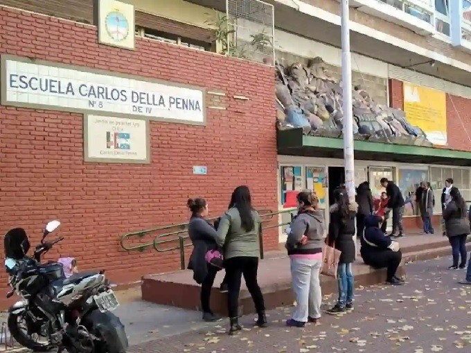 VIOLENCIA EN LA ESCUELA DETUVIERON A UNA MADRE Y ABUELA POR CLAVARLE UNA LAPICERA AL DIRECTOR 