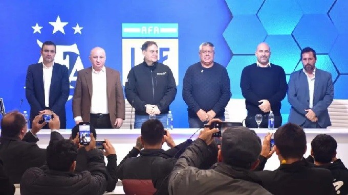 Claudio Tapia anunció la vuelta de los visitantes al fútbol argentino: Es un día histórico