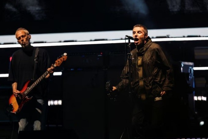 La banda de rock británica Oasis se reúne en Cardiff y emociona a sus fans