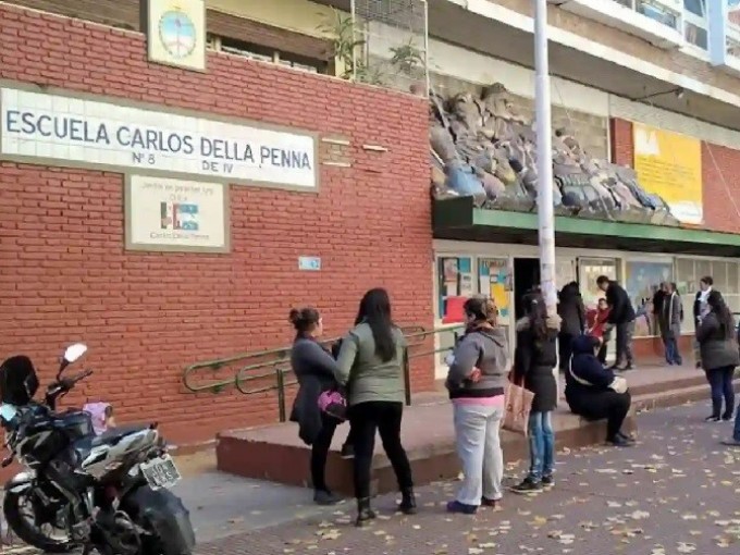 VIOLENCIA EN LA ESCUELA DETUVIERON A UNA MADRE Y ABUELA POR CLAVARLE UNA LAPICERA AL DIRECTOR 