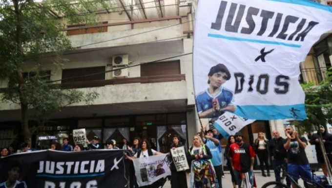Juicio por la muerte de Maradona: suspendieron la primera audiencia, tras fuertes discusiones entre las partes