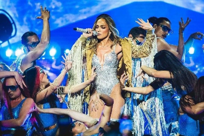 Jennifer López enciende polémica por recrear poses sexuales con sus bailarines en pleno concierto