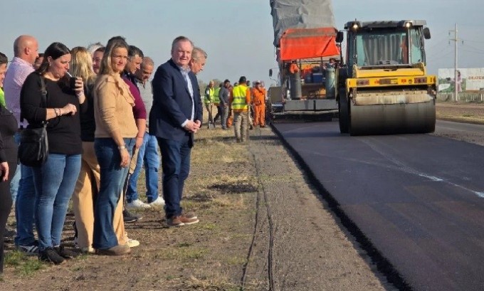 Michlig recorrió obras de repavimentación sobre RP23 y entregó Créditos Apícolas por más de $50 millones