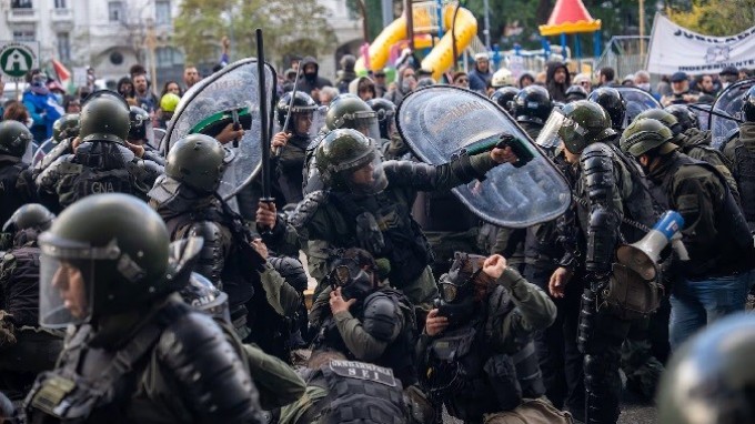 Tras la polémica por el uso de los baños del Congreso, senadores ofrecieron sus despachos a los policías