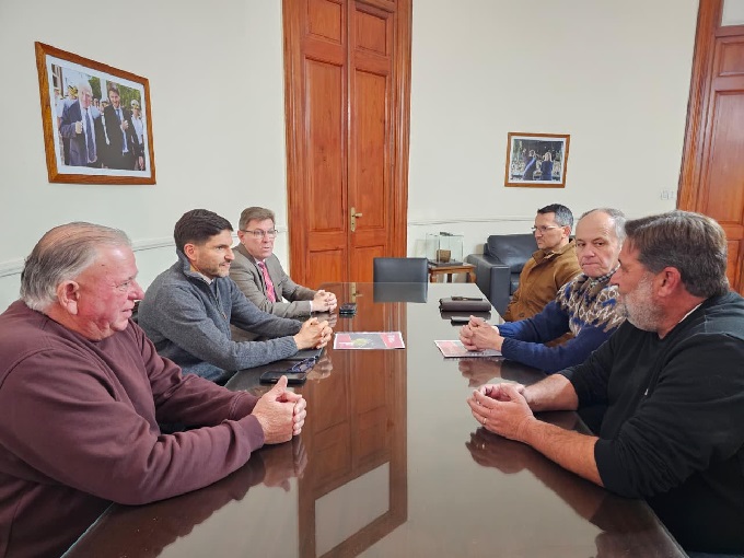 BORLA ACOMPA&Ntilde;&Oacute; A LOS DIRIGENTES DE COL&Oacute;N QUE PRESENTARON EL FESTIVAL 2026 AL GOBERNADOR PULLARO