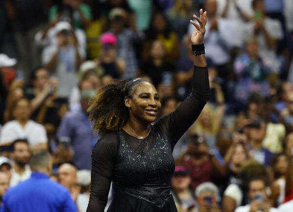Serena Williams pospone su retiro con victoria en la primera ronda del US Open