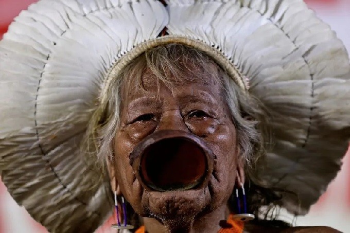 El jefe indígena Raoni advierte de un desastre si no para la deforestación del Amazonas
