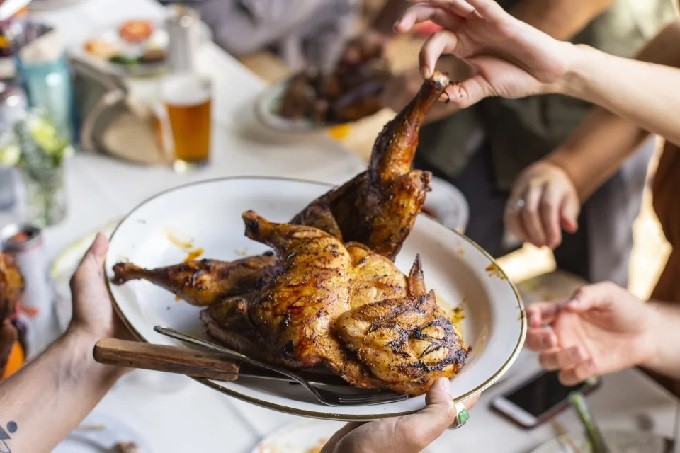 ¿Lavar el pollo o no? El debate interminable sobre uno de los alimentos más consumidos