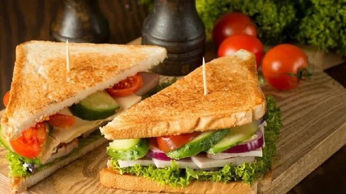 Un bar en Italia cobra 2 euros a un cliente por cortar el sándwich a la mitad