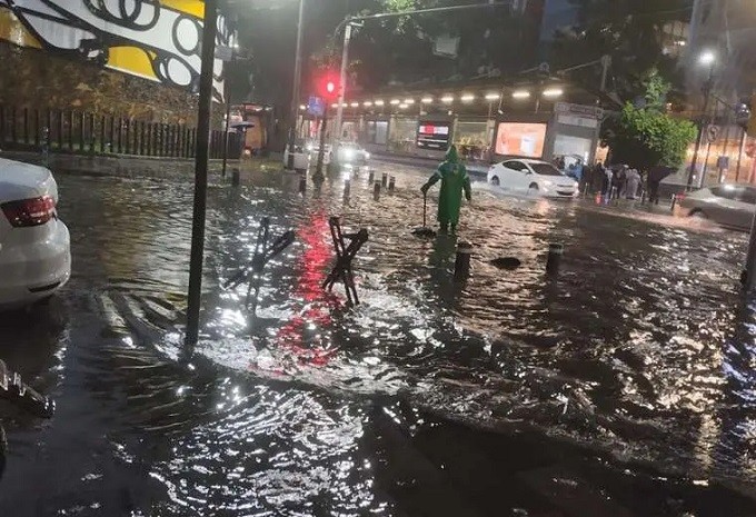 La tormenta más intensa en 73 años paraliza a Ciudad de México más de 14 mil varados