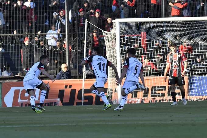 CLUB ATLETICO COLÓN SE MEJORO, PERO SIEMPRE FALTA ALGO Y EMPATO CON CHACARITA 1-1 