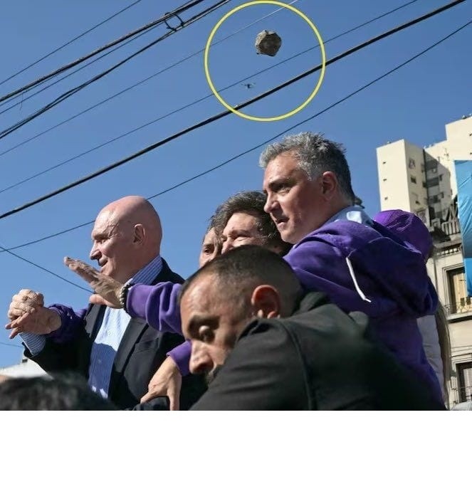 MILEI Y UN ESCANDALO A PIEDRAZOS EN UN ACTO DE CAMPAÑA EN LOMAS DE ZAMORA 