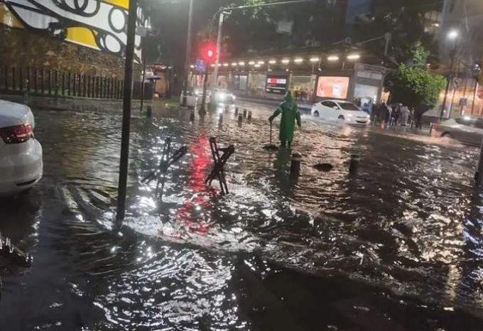 La tormenta más intensa en 73 años paraliza a Ciudad de México más de 14 mil varados