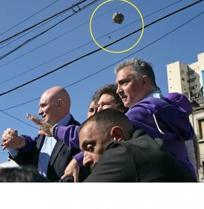 MILEI Y UN ESCANDALO A PIEDRAZOS EN UN ACTO DE CAMPAÑA EN LOMAS DE ZAMORA 