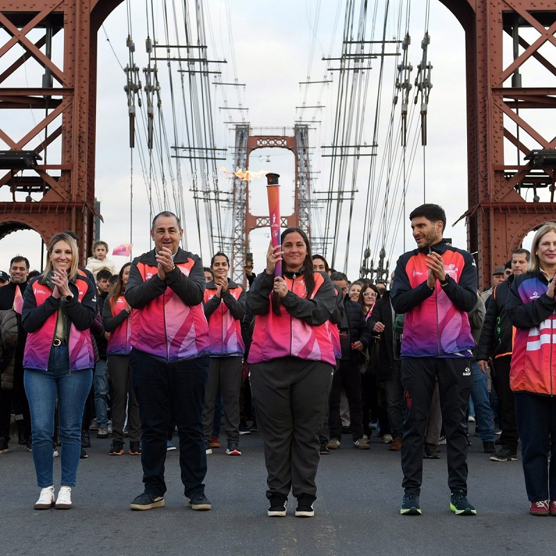 M&aacute;s de 40 mil personas festejaron la llegada de la Antorcha Suramericana y la iluminaci&oacute;n del Puente Colgante