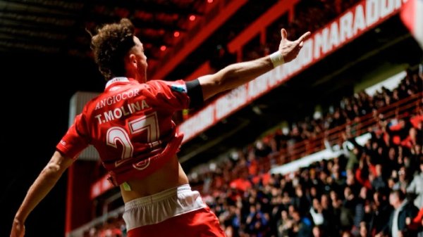 Argentinos Juniors manda con autoridad en la Zona B y hunde a un Racing que sufri&oacute; la jerarqu&iacute;a del puntero
