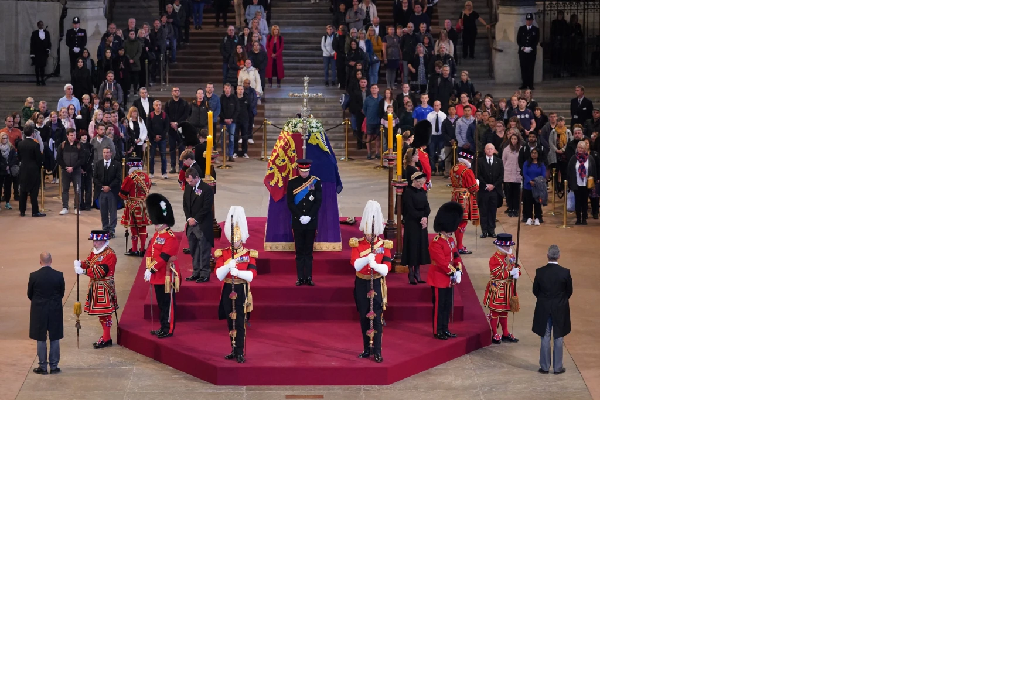 Los príncipes William y Harry encabezan una vigilia junto al ataúd de la reina