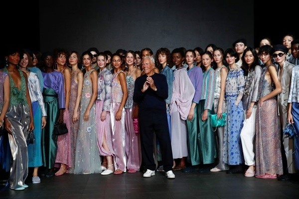 Giorgio Armani aporta mucho brillo a la moda de Milán con su línea principal