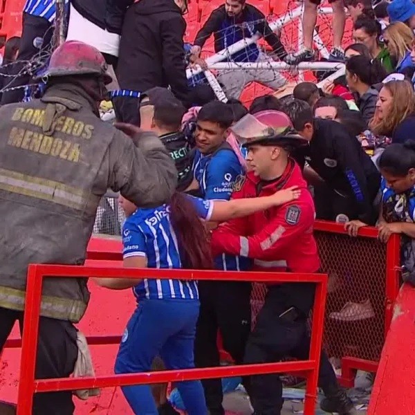 Incidentes en Mendoza: enfrentamientos de hinchas de Godoy Cruz con la policía y familias evacuadas