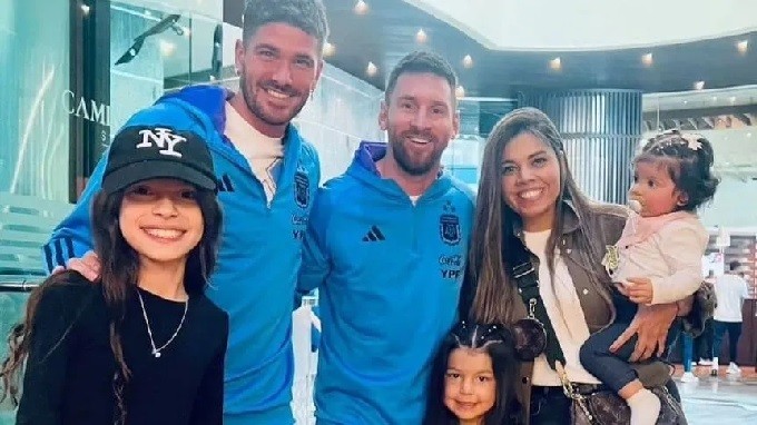 Lampe agradece a Messi y De Paul por el gesto con sus hijas