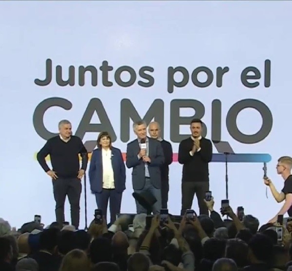 Macri dice que está repartiendo boletas de Bullrich y que la dirigente estará en el balotaje