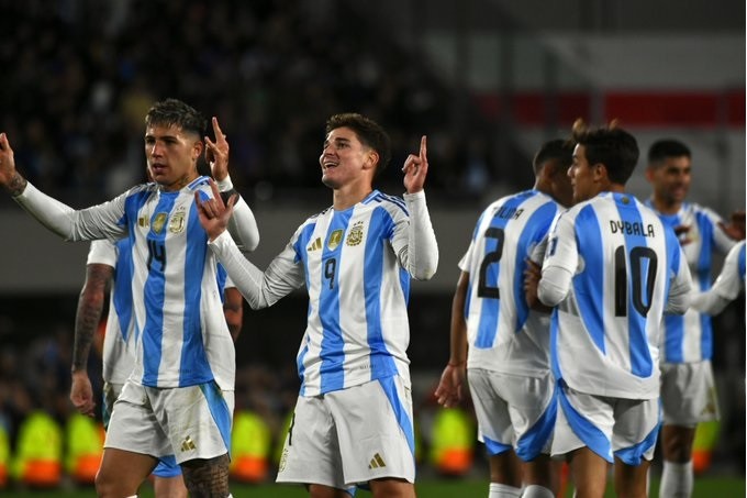 ARGENTINA SIN MESSI TUVO SU FIESTA EN EL SEGUNDO TIEMPO CON CHILE 3-0