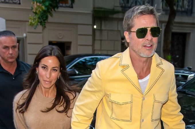 Brad Pitt sale con su novia Inés de Ramón con un traje amarillo con piernas acampanadas