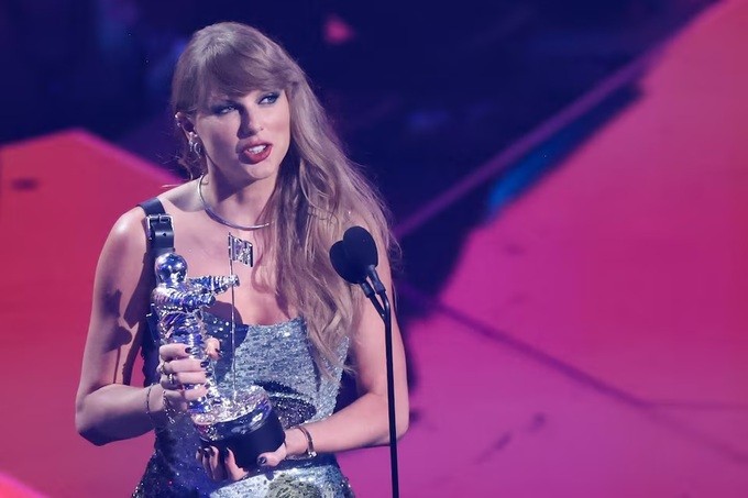 Taylor Swift gana siete VMAs y empata con Beyoncé en el liderato histórico