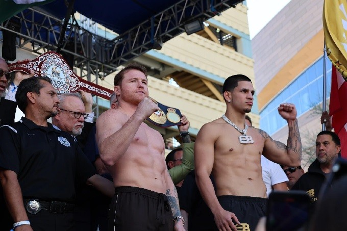 Canelo Álvarez defiende sus títulos ante puertorriqueño Berlanga, que prometió noquearlo