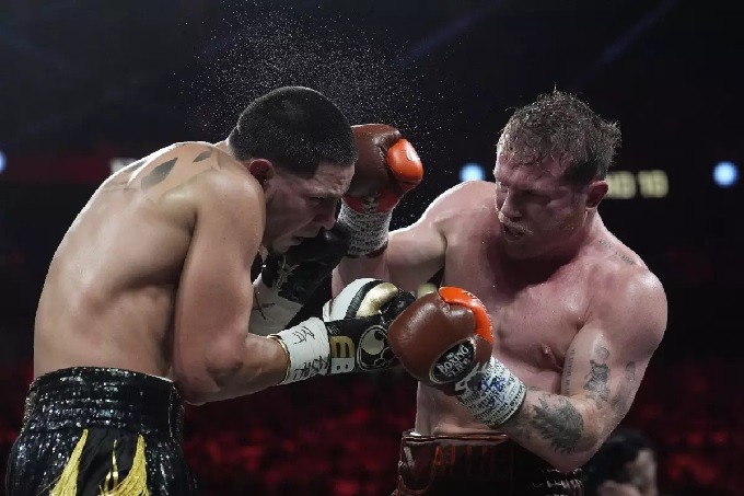 Canelo Álvarez no puede noquear pero cumple al vencer a Edgar Berlanga en Las Vegas