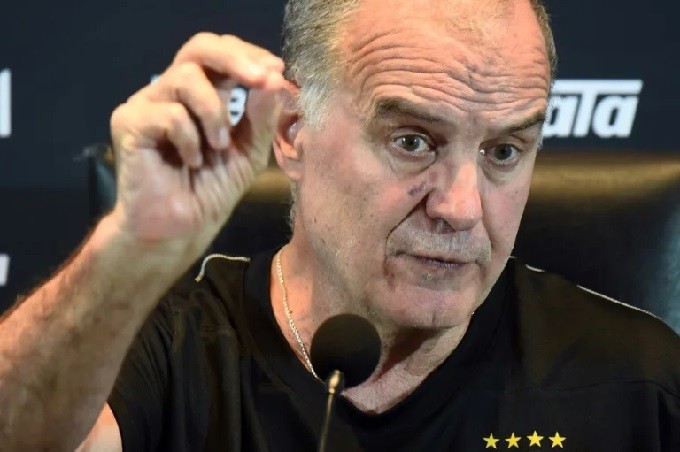 MARCELO BIELSA RESPONDIO TODO DE URUGUAY, INCLUSO SI HABIA PROBLEMAS CON EL PLANTEL FUERA DE LA CANCHA 