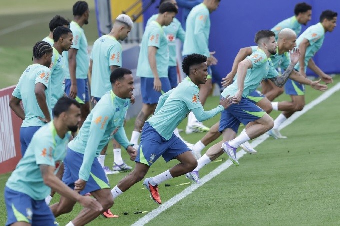 Ancelotti usa cuatro delanteros en el primer entrenamiento de Brasil con el grupo completo