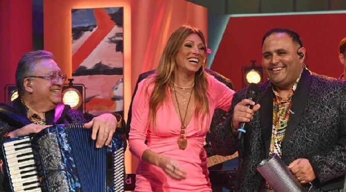 LOS PALMERAS  SE PRESENTAN EN LA  PRIMAVERA, MIENTRAS CACHO VIVE DÍAS DE GLORIA CON SU FAMILIA