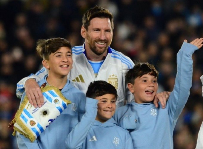 ARGENTINA CON MESSI TUVO UNA NOCHE DE GLORIA 3-0 A VENEZUELA