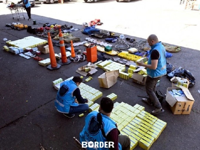 INCREIBLE EN UN OPERATIVO INUSUAL APARECIERON BOMBEROS TRUCHOS PARA PEDIR COLECTA A LA GENTE 