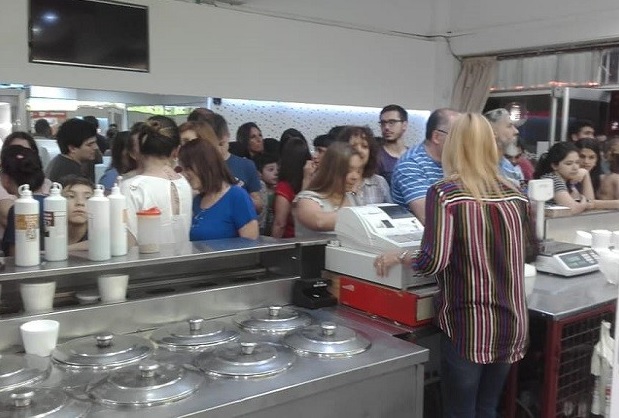 HELADERIA A LA AMERICANA LA DE GRAL LOPEZ LE PONE SU TOQUE PERSONAL A ESTE MARTES EN LA NOCHE DE LAS HELADERIAS 