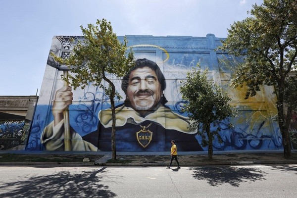 Muralistas inmortalizan a figuras populares en paredes del conurbano bonaerense