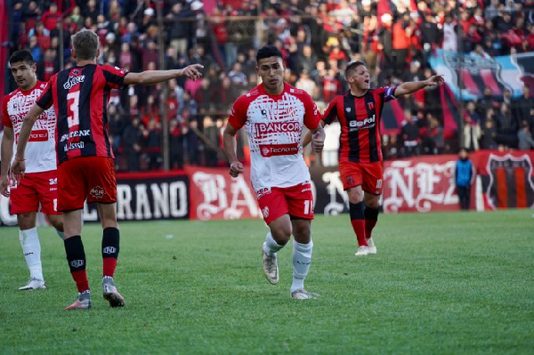 Defensores e Instituto no supieron vencerse en la ida de la semifinal del Nacional