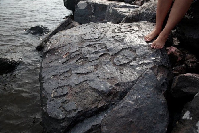 Antiguos grabados rupestres del río Amazonas expuestos por la sequía