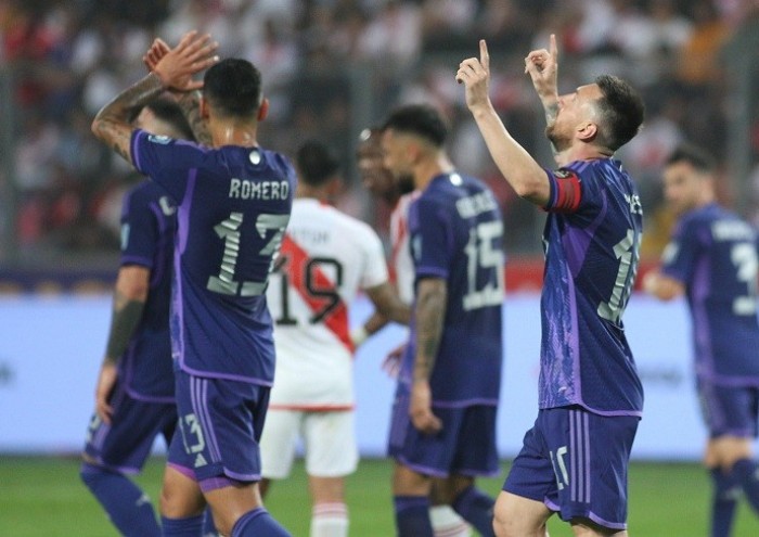 Leo Messi brilló con un doblete en triunfo de Argentina sobre Perú