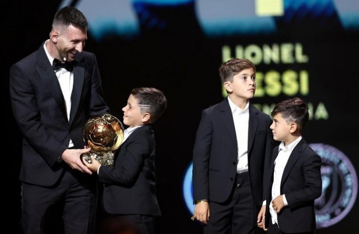 MESSI FELIZ CON SU FAMILIA, CON SU 8 BALON DE ORO