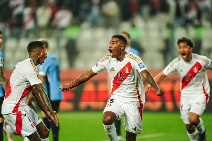 Uruguay, de floja actuación, cayó 1-0 ante Perú en Lima por la novena fecha