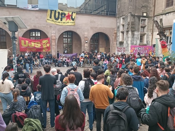 Piñas en una asamblea de la Universidad de Rosario: agredieron a un militante libertario cuando hablaba y hubo dos detenidos