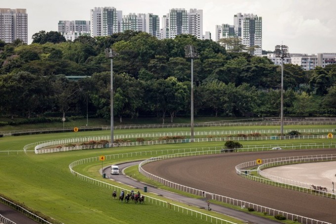 Miles de personas presenciaron la última carrera de caballos de Singapur, 181 años después